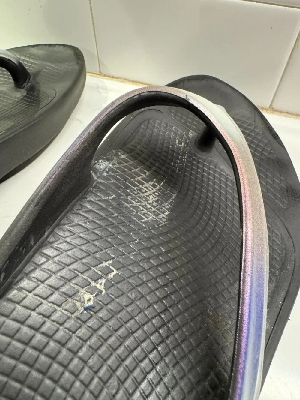 Oofos Recovery Thong Sandals Flip Flops Womens 9 EU39 Black Iridescent Strap